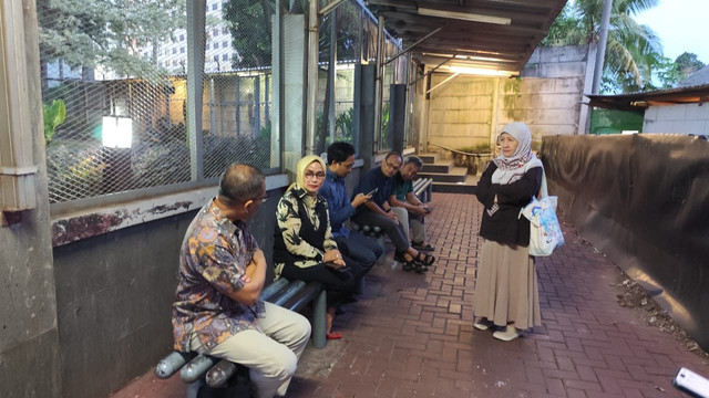 Keluarga eks Dirut ASDP Ira Puspadewi di Rutan KPK, Jakarta, Jumat (28/11). Foto: Jonathan Devin/kumparan
