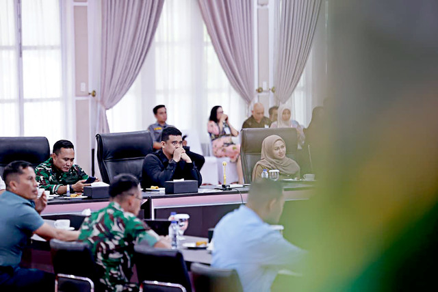 Gubenur Sumatera Utara (Sumut) Bobby Nasution bersama jajaran Forum Koordinasi Pimpinan Daerah (Forkopimda) Sumut mengikuti Rapat Koordinasi Tingkat Menteri Percepatan Penanganan Bencana Banjir dan Tanah Longsor. Foto: Dok. Istimewa