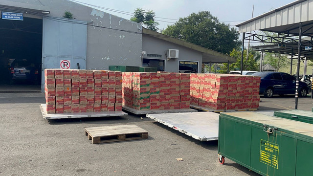 Bantuan yang akan disalurkan ke daerah terdampak bencana di Sumatera, Jakarta, Jumat (28/11). Foto: Rayyan Farhansyah/kumparan