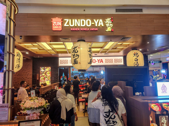 Pengunjung memenuhi restoran Zundo-Ya di Gandaria City, Kamis (27/11). Foto: Ela Nurlaela/kumparan