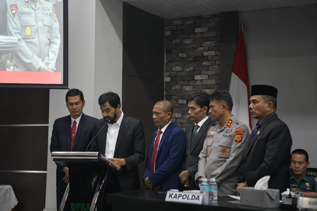 Gubernur Aceh Muzakir Manaf (Mualem) memberikan keterangan pers saat menetapkan status tanggap darurat bencana Aceh di Kantor DPR Aceh, Kamis (27/11/2025). Foto: Dok. kumparan