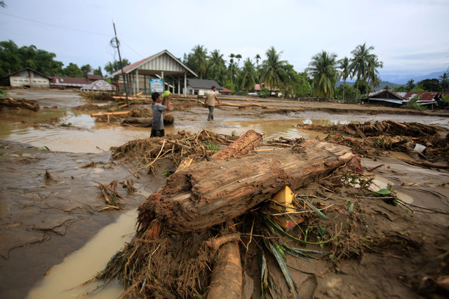 Warga menyaksikan sejumlah rumah rusak tertimbun lumpur dan sampah kayu pascabanjir bandang di Desa Manyang Cut, Kecamatan Mereudu, Kabupaten Pidie, Aceh, Kamis (27/11/2025).  Foto: ANTARA FOTO/Ampelsa