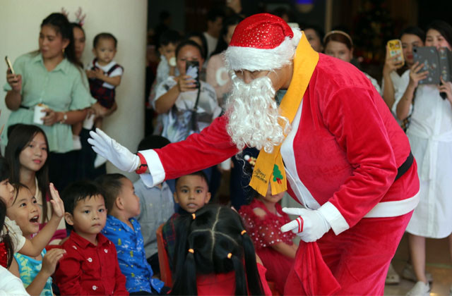 Agenda spesial Meet Santa in Wonderland yang digelar Aryaduta Manado untuk semakaran Natal dan Tahun Baru.