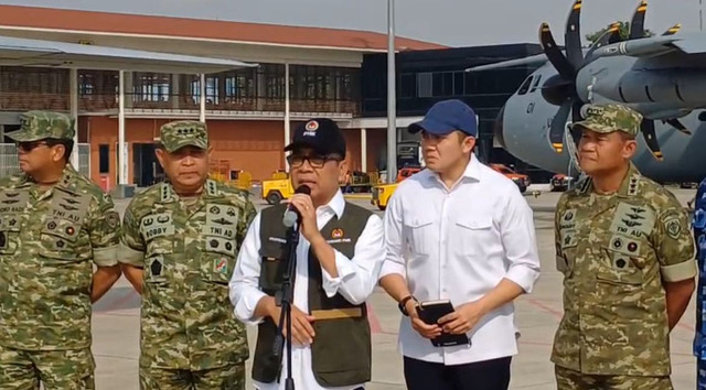 Menteri Koordinator Bidang Pembangunan Manusia dan Kebudayaan (Menko PMK) Pratikno memberikan arahan saat melepas pengiriman bantuan ke Sumatera di Landasan Udara Halim Perdanakusuma, Jakarta Timur, Jumat (28/11). Foto: Rayyan/Kumparan