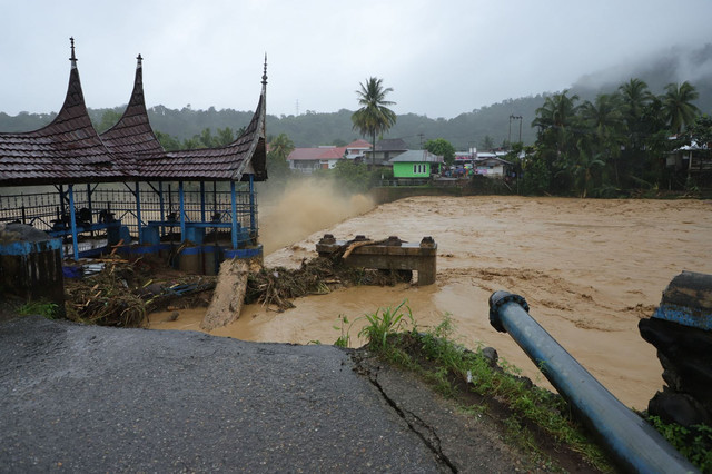 Jembatan Gunung Nago putus akibat banjir bandang yang terjadi di Kecamatan Pauh, Kota Padang, Kamis (27/11/2025). Foto: Dok. BPBD
