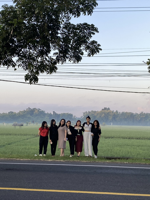 Sumber Foto: Dokumentasi Pribadi. Sekelompok Sahabat Perempuan Berada di Tepi Sawah