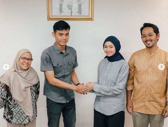 Argi bersalaman dengan Anita tanda damai dalam kasus hilangnya tumbler. dok: Tangkapan layar Instagram KAI Commuter