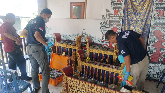 Polisi melakukan olah TKP pencurian gong di Balai Serba Guna Kantor Desa Adat Padangkeling, Kecamatan Singaraja, Kabupaten Buleleng, Bali, Kamis (27/11). Dok. Polres Buleleng