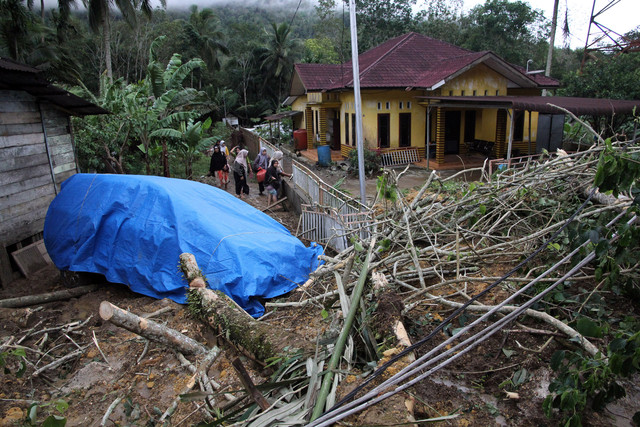 Warga melintas di area longsor di Desa Parsalakan, Kecamatan Angkola Barat, Kabupaten Tapanuli Selatan, Sumatera Utara, Kamis (27/11/2025). Foto: ANTARA FOTO/Yudi Manar
