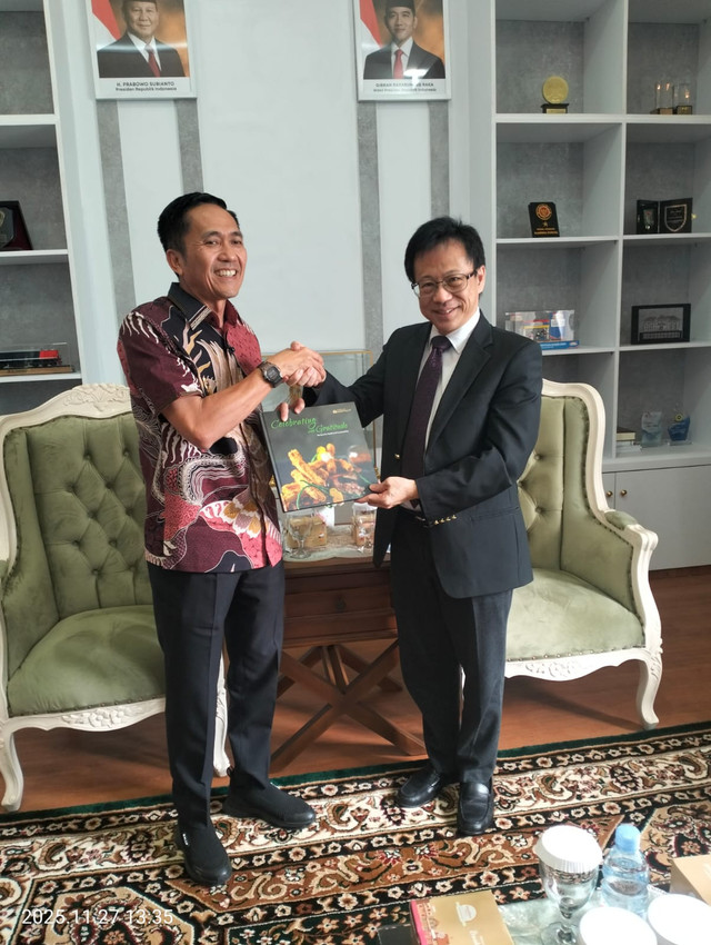 Wali Kota Palembang, Ratu Dewa saat bertemu dengan Konjen Singapura pada Kamis, 27 November 2025/ist. 
