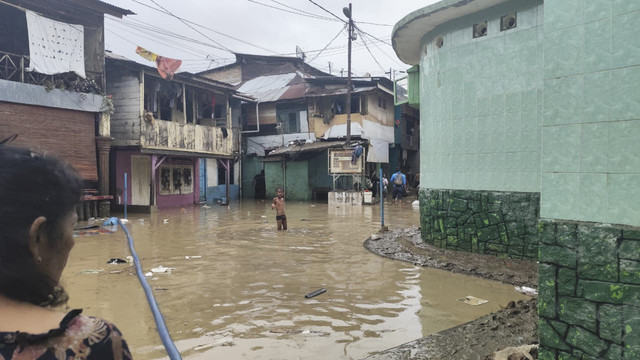 Kondisi Banjir di Kota Medan masih selutut orang dewasa, Warga mulai bersih-bersih, Jumat (28/11/2025). Foto: Amar Marpaung/kumparan