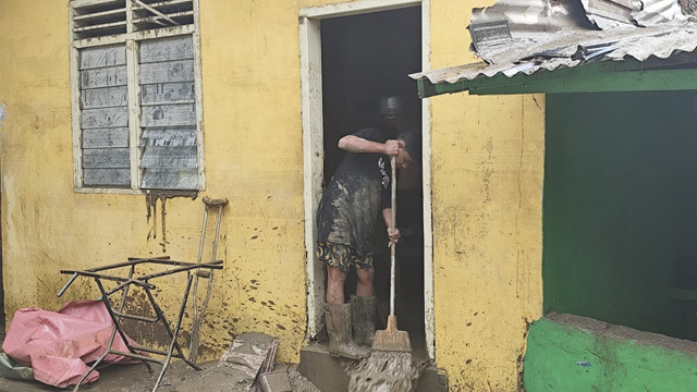 Warga di Medan mulai bersih-bersih usai banjir melanda, Jumat (28/11/2025). Foto: Amar Marpaung/kumparan