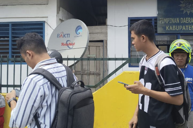 Antrean warga kota Gunung Sitoli, Nias cari wifi starlink untuk kasih kabar keluarga. Foto: Dok. Soezono Ebenezer Saragih