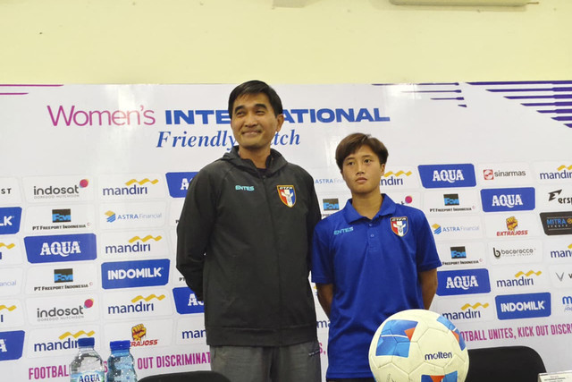 Pelatih Taiwan Prasobchoke Chokemor dan pemain Chen Ying Hui dalam konferensi pers jelang laga Timnas Wanita Indonesia melawan Taiwan di Stadion Maguwoharjo, Sleman, Jumat (28/11/2025). Foto: Arfiansyah Panji Purnandaru/kumparan