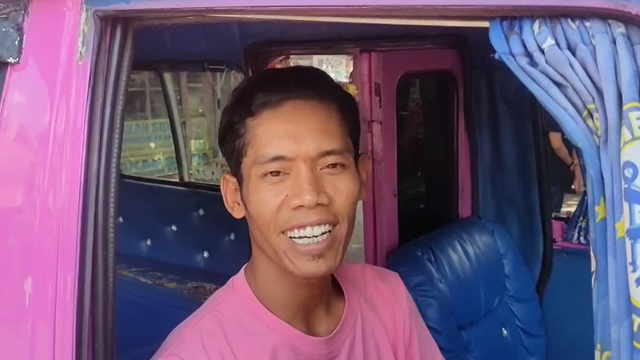 Daves dan angkotnya. Foto: Tim kumparan