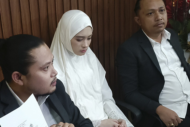 Inara Rusli muncul ke publik tanggapi soal isu perselingkuhannya dengan Insanul Fahmi, kawasan Pluit, Jakarta Utara, Jumat (28/11/2025). Foto: Giovanni/kumparan