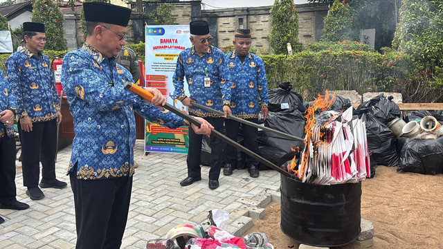 Pemusnahakan layangan hasil razia di Pontianak. Foto: Dok. Pemkot Pontianak
