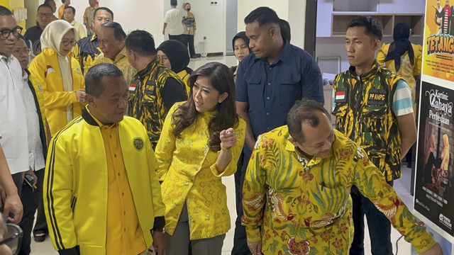 Ketua Umum Partai Golkar Bahlil Lahadalia (kiri) bersama Wakil Ketua Umum Bidang Elektoral Partai Golkar Meutya Hafid (tengah) di Kantor DPP Golkar, Jakarta Barat, Jumat (28/11/2025). Foto: Rayyan Farhansyah/kumparan
