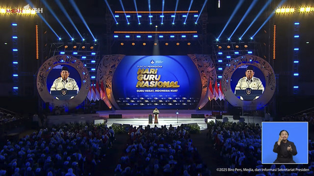 Suasana saat pesiden Prabowo Subianto menyampaikan pidato pada puncak peringatan Hari Guru Nasional di Indonesia Arena, Senayan, Jakarta Pusat, Jumat (28/11/2025). Foto: YouTube/ Sekretariat Presiden
