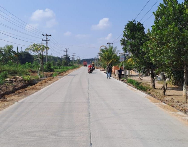 Ruas jalan di Kecamatan Seputih Banyak, Lampung Tengah yang telah selesai di perbaiki dengan rigid beton | Foto : Dok. Dinas BMBK Lampung.