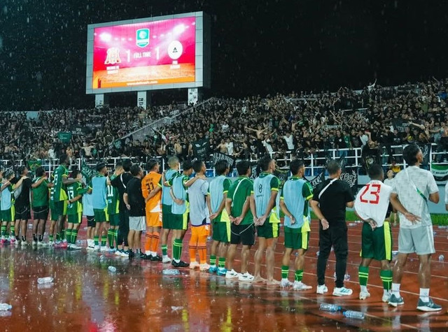 Pemain PSS Sleman berbaris di tepi lapangan menghadap suporter setelah laga melawan Deltras FC di Stadion Gelora Delta, Sidoarjo, Sabtu (22/11). Foto: Instagram/@psssleman