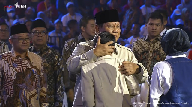 Presiden Prabowo Subianto memeluk siswa berkubutuhan khusus yang menyanyi saat puncak Hari Guru Nasional 2025 di Indonesia Arena, Senayan, Jakarta Pusat, Jumat (28/11/2025). Foto: YouTube/ Sekretariat Presiden