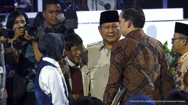 Presiden Prabowo Subianto merangkul siswa berkebutuhan khusus yang menyanyi saat puncak Hari Guru Nasional 2025 di Indonesia Arena, Senayan, Jakarta Pusat, Jumat (28/11/2025). Foto: YouTube/ Sekretariat Presiden