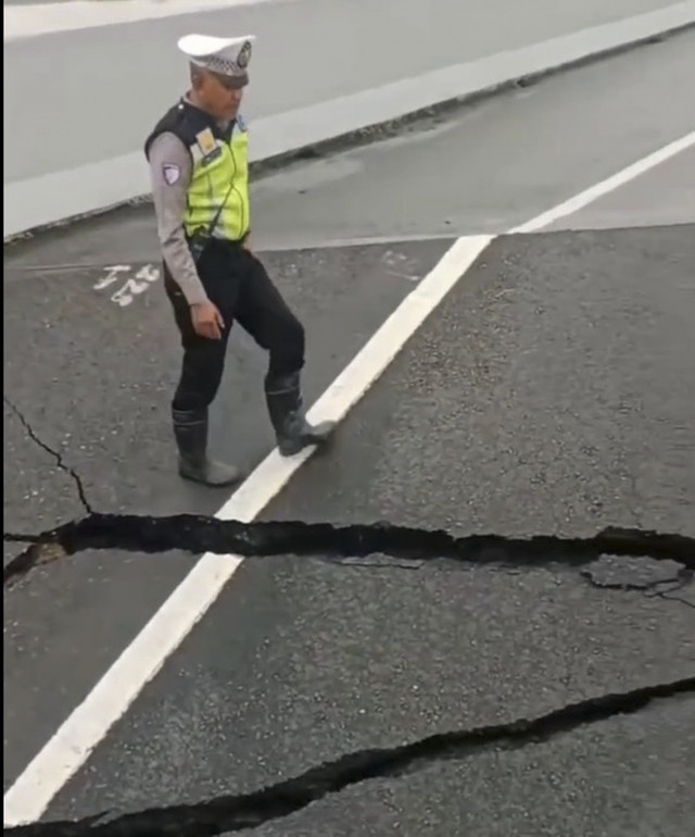 Jalan Tol di Lubuk Pakam, Medan, Sumatera Utara amblas. Foto: Instagram/ @poldasumaterautara