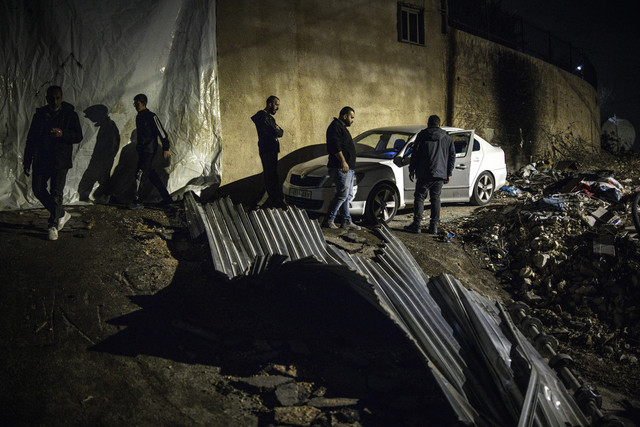 Orang-orang memeriksa lokasi penembakan yang dilaporkan menewaskan dua warga Palestina selama operasi militer di kota Jenin, Tepi Barat, Kamis (27/11/2025). Foto: JOHN WESSELS/AFP