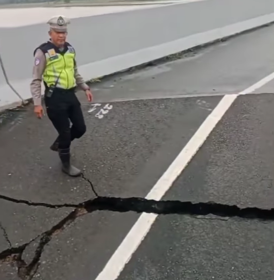 Jalan ruas Tol Tebing Tinggi-Medan KM 41.600 di jalur B amblas. Foto: Polda Sumut