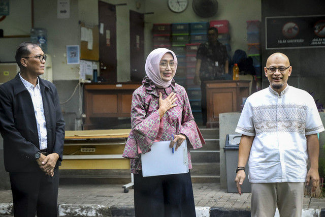 Mantan Direktur Utama PT ASDP Ira Puspadewi berjalan keluar dari Rutan KPK, Jakarta, Jumat (28/11/2025). Foto: Iqbal Firdaus/kumparan