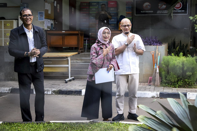 Mantan Direktur Utama PT ASDP Ira Puspadewi berjalan keluar dari Rutan KPK, Jakarta, Jumat (28/11/2025). Foto: Iqbal Firdaus/kumparan