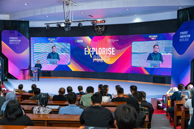 Direktur IT Digital Telkom Indonesia Faizal Rochmad Djoemadi saat memberikan sambutan pada acara Synergy Innovation Week 2025. Foto: dok. Telkom