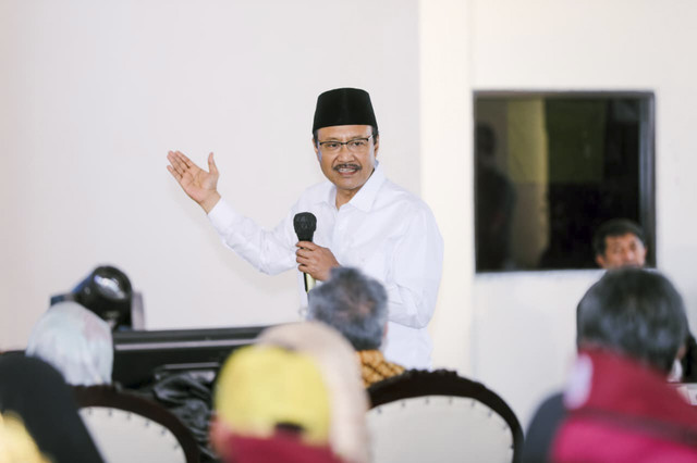 Menteri Sosial Saifullah Yusuf menghadiri Dialog Kesejahteraan Sosial bersama para orang tua siswa dan pilar-pilar sosial di Jawa Barat, Jumat (28/11/2025). Foto: Dok. Kemensos