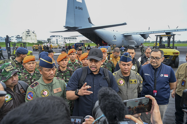Gubernur Sumatera Utara Bobby Nasution berangkat menuju Tapteng yang terisolir usai dilanda banjir dan longsor pada Jumat (28/11/2025).  Foto: Dok. Istimewa