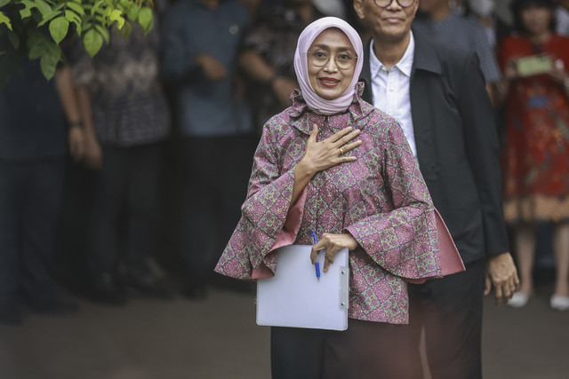 Direktur Utama PT ASDP Indonesia Ferry (Persero) periode 2017-2024 Ira Puspadewi menyapa awak media sebelum meninggalkan Rutan Kelas I Jakarta Timur Cabang Rutan KPK, Jakarta, Jumat, (28/11/2025). Foto: Dhemas Reviyanto/ANTARA FOTO