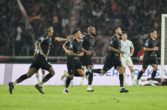 Pemain Persija Jakarta Emaxwell Souza (ketiga kanan) melakukan selebrasi usai mencetak gol ke gawang PSIM Yogyakarta dalam pertandingan lanjutan Super League 2025 di Stadion Utama Gelora Bung Karno (SUGBK), Jakarta, Jumat (28/11/2025). Foto: Rivan Awal Lingga/ANTARA FOTO