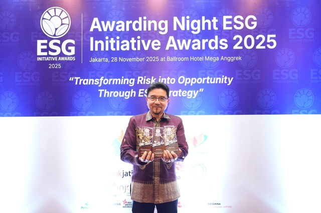 Direktur Perencanaan dan Pengembangan BPJS Kesehatan, Mahlil Ruby menerima penghargaan pada ajang ESG Initiative Awards 2025 di Jakarta, Jumat (29/11). Foto: Dok. BPJS Kesehatan