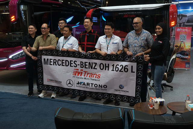 Prosesi pemesanan 20 unit sasis bus Mercedes-Benz oleh PO Bagong ke DCVI di GJAW 2025, Jumat (28/11/2025). Foto: Syahrul Ghiffari/kumparan