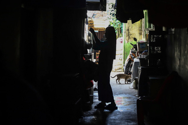 Sejumlah warga beraktivitas di pemukiman padat penduduk di kawasan Tambora, Jakarta Barat, Sabtu (29/11/2025). Foto: Iqbal Firdaus/kumparan