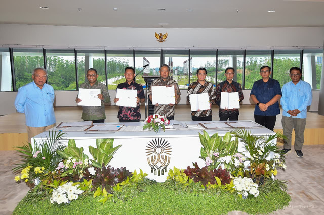 Badan Otorita IKN menandatangani kontrak kerja sama pembangunan embung di Kawasan Inti Pusat Pemerintahan (KIPP) 1B dan 1C serta kolam retensi bersama sejumlah penyedia jasa, yaitu PT Bumi Karsa, PT Adhi Karya (Persero) Tbk, dan PT Nindya Karya. Foto: dok. Badan Otorita IKN