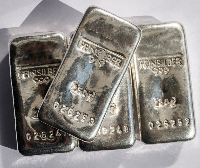 Caption: Silver Bar Dok: Shutterstock