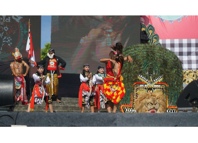 Seni Reog sebagai Sarana Diplomasi Budaya.Foto: https://unsplash.com /id/foto/sekelompok-orang -berdiri-di-atas-panggung-mRViqyBsx38