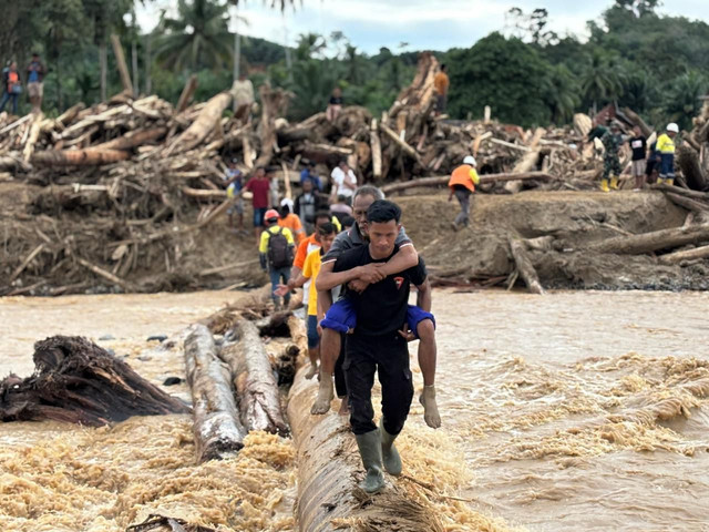 Petugas mengevakuasi korban bencana di Sumatera Utara, Sabtu (29/11). Foto: Dok Polda Sumut