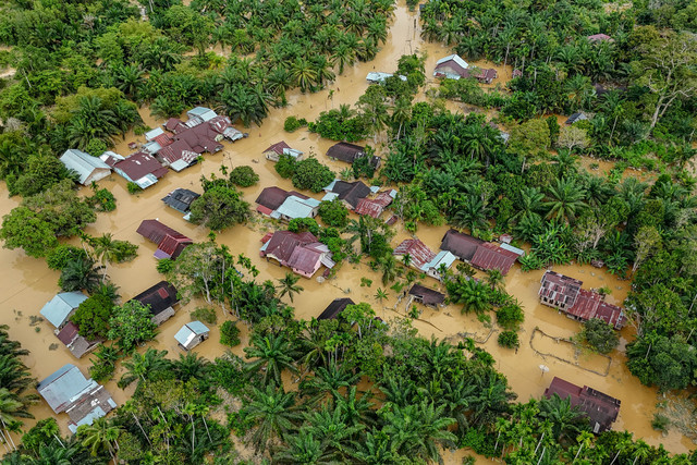 Foto udara permukiman penduduk yang terisolasi akibat banjir di Desa Napai, Woyla Barat, Aceh Barat, Aceh, Jumat (28/11/2025). Foto: ANTARA FOTO/Syifa Yulinnas
