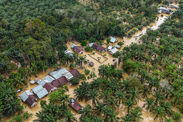 Foto udara permukiman penduduk yang terisolasi akibat banjir di Desa Napai, Woyla Barat, Aceh Barat, Aceh, Jumat (28/11/2025). Foto: ANTARA FOTO/Syifa Yulinnas