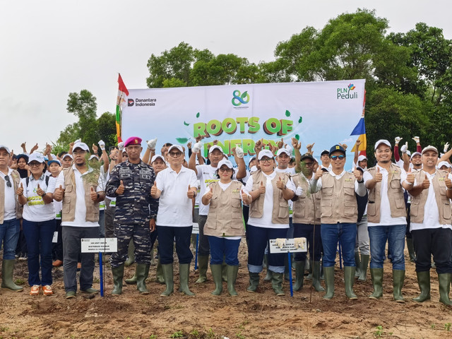 Penanaman 5.500 pohon di kawasan Pantai Kura-Kura. Foto: Dok. PLN Kalbar