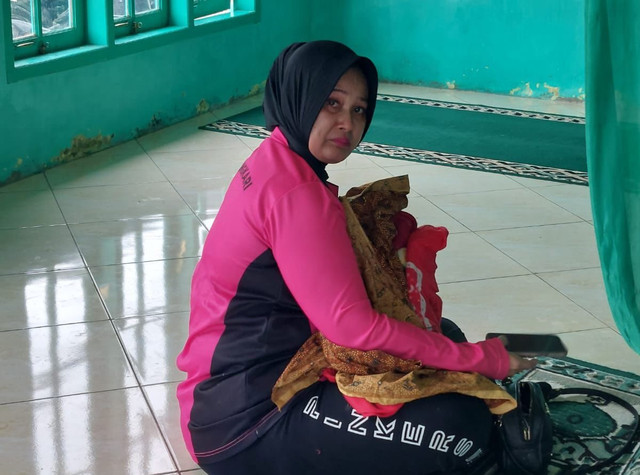 Yana Hanafi di musala Posko Longsor Desa Marsada, Sipirok, Sumatera Utara. Foto: Dok. Humas Polda Sumatera Utare