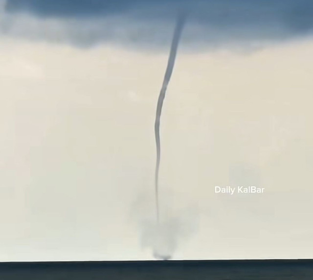 Pusaran angin terlihat jelas di Laut Ketapang. Foto: instagram @daily_kalbar