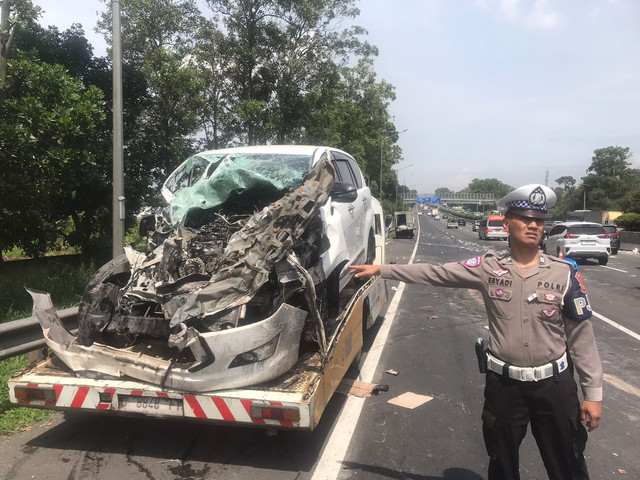 Polisi berada di lokasi kejadian kecelakaan di Tol Padaleunyi KM 124, Jawa Barat, Sabtu (29/11). Foto: dok istemewa
